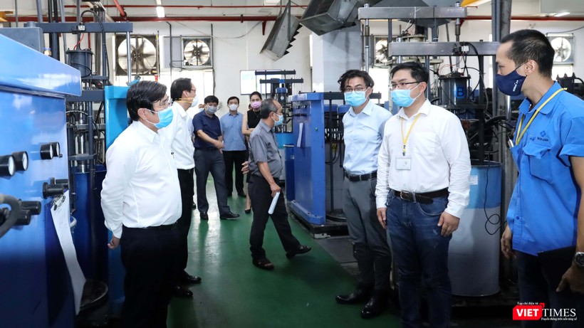Chủ tịch UBND TP HCM Nguyễn Thành Phong đi kiểm tra công tác phòng dịch tại Khu chế xuất có 56.000 công nhân (Ảnh: Đình Nguyên) 