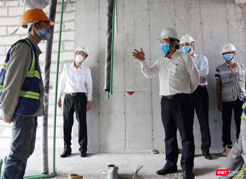 Chủ tịch UBND TPHCM Nguyễn Thành Phong dẫn đầu đoàn kiểm tra (Ảnh: Đình Nguyên) 