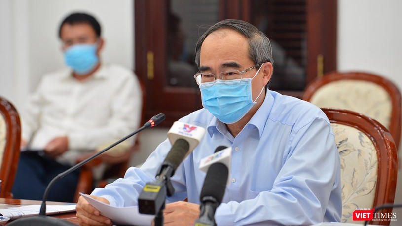 Bí thư Thành ủy Nguyễn Thiện Nhân nhấn mạnh yêu cầu các doanh nghiệp có nguy cơ rủi ro với COVID-19 buộc phải tạm dừng hoạt động (Ảnh: TTBC) 