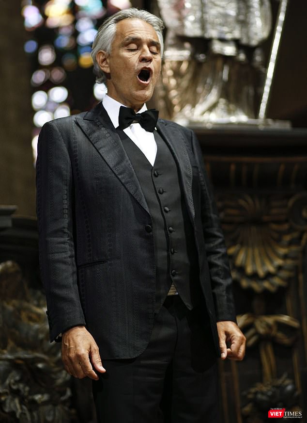 Danh ca Andrea Bocelli trình diễn trong giáo đường, chỉ có một nhạc công đệm đàn