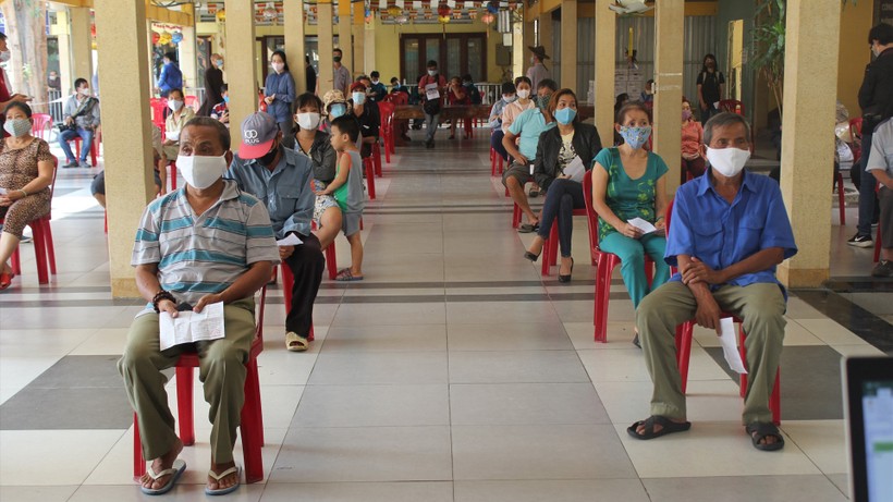 Siêu thị hạnh phúc 0 đồng tặng nhu yếu phẩm cho người nghèo (Ảnh: Chân Tâm)