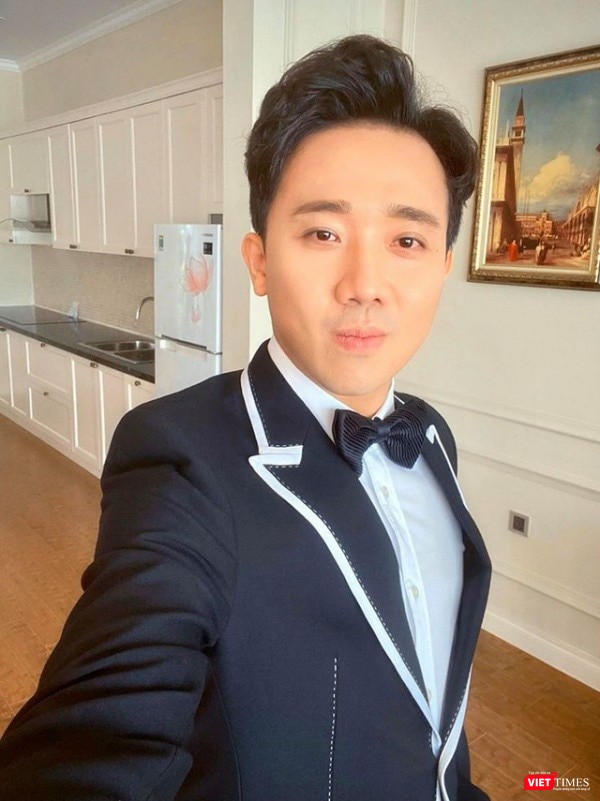 MC Trấn Thành xuất hiện trong nhà vẫn chỉnh tề như ngoài đường