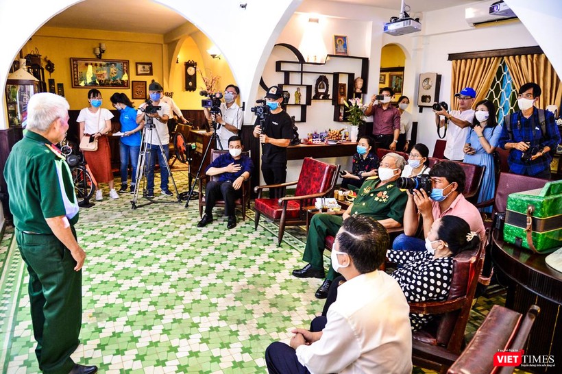 Khách xem phim giới thiệu về lực lượng Biệt động Sài Gòn, nghe thuyết minh về chương trình Khách xem phim giới thiệu về lực lượng Biệt động Sài Gòn, nghe thuyết minh về chương trình