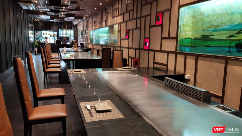 Nhà hàng Nhật trên phố Nguyễn Huệ vừa mở lại, vắng tanh chỉ có vài người khách (Ảnh: Hòa Bình) 