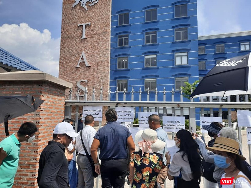 Phụ huynh đứng ngoài cổng Trường Quốc tế Mỹ bức xúc dán nhiều khẩu hiệu