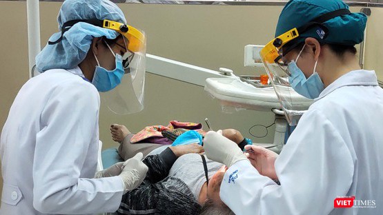 Thăm khám cho bệnh nhân khoa Răng Hàm Mặt, BV Đại học Y Dược TP.HCM (Ảnh: Hòa Bình) 