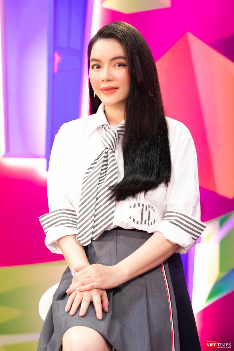 Kiều nữ chính thức tái xuất showbiz sau thời gian dài nghỉ chống dịch COVID-19 Kiều nữ chính thức tái xuất showbiz sau thời gian dài nghỉ chống dịch COVID-19