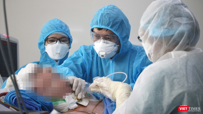 BS Trần Thanh Linh và ekip điều trị khám cho bệnh nhân 91