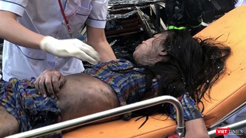 TP.HCM: Cháy nhà, bố tử vong, cấp cứu ba mẹ con bị ngạt khói