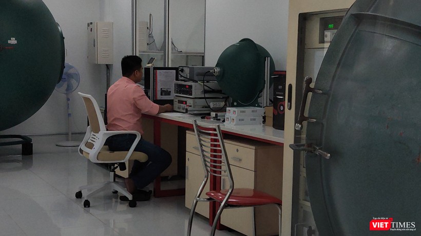 Sản xuất công nghệ cao ở công ty điện Điện Quang, nằm trong Khu công nghệ cao Quận 9, TP.HCM (Ảnh: Hòa Bình) 