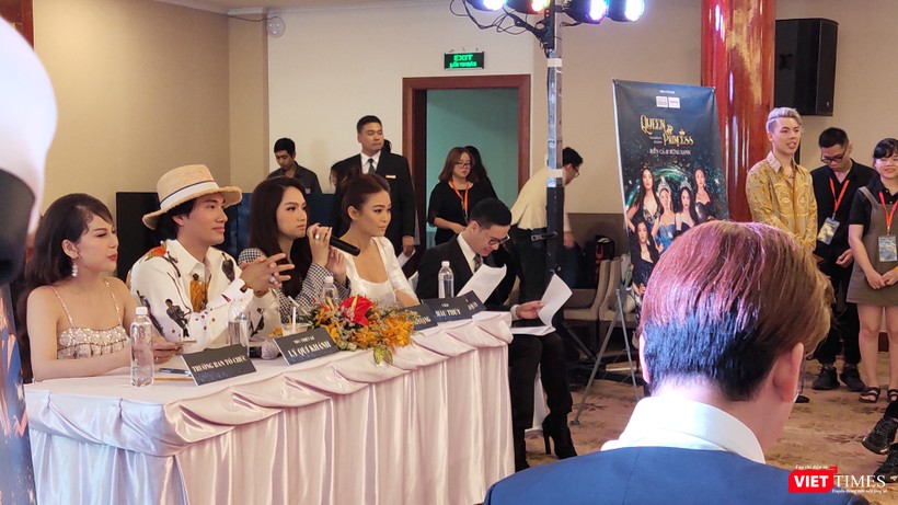 Từ trái qua: Trưởng BTC chương trình, NTK Lý Quý Khánh, Hoa hậu Hương Giang, Á hậu Mâu Thủy Từ trái qua: Trưởng BTC chương trình, NTK Lý Quý Khánh, Hoa hậu Hương Giang, Á hậu Mâu Thủy