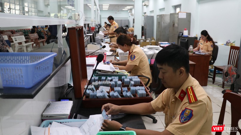 Chủ phương tiện có thể nộp hồ sơ tại Điểm đăng ký xe gần nhất (Ảnh: Hải Linh)