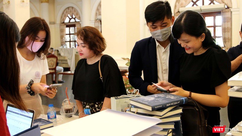 Bạn đọc có thể tải ứng dụng Voiz FM và chọn đọc “Muôn kiếp nhân sinh” tại đường link: https://muonkiepnhansinh.voiz.vn/ (Ảnh: HB) Khách mời đang được hướng dẫn tải app sách nói có bản quyền trên Voiz FM (Ảnh: HB)