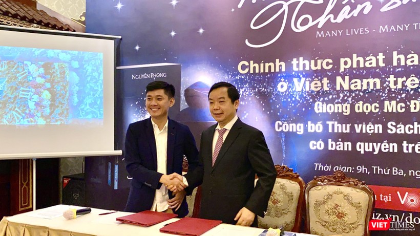 Ông Nguyễn Văn Phước, Giám đốc First News (bên phải ảnh) cho biết audio book “Muôn kiếp nhân sinh” được phát hành có sự đồng ý của GS. John Vũ – tác giả Nguyên Phong (Ảnh: HB) Ông Nguyễn Văn Phước, Giám đốc First News (bên phải ảnh) cho biết audio book “Muôn kiếp nhân sinh” được phát hành có sự đồng ý của GS. John Vũ – tác giả Nguyên Phong (Ảnh: HB)