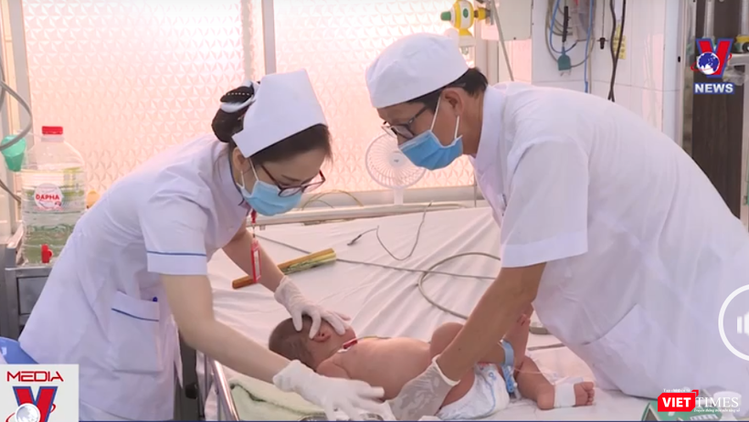 Bác sĩ điều trị cho bệnh nhân sốt xuất huyết tại BV Nhi đồng thành phố (Ảnh: HB chụp màn hình video)