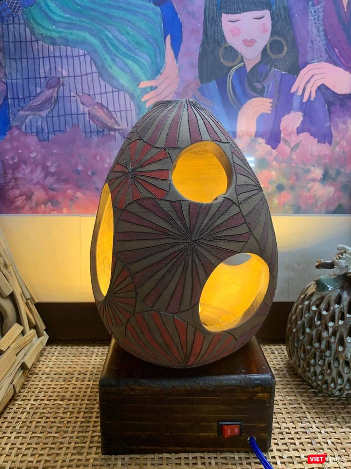 Chiếc đèn gốm, một sáng tạo của Hà Hùng Dũng