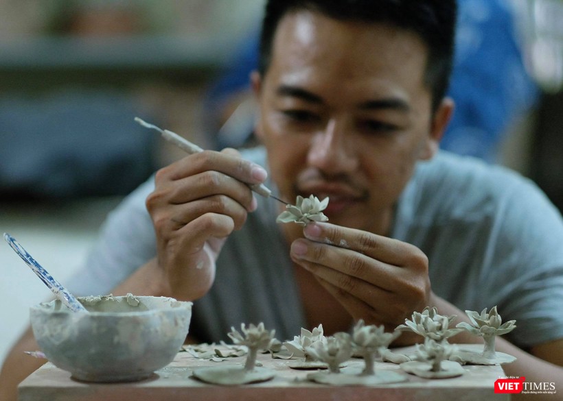 Bùi Thanh Thuận đam mê sáng tác những tác phẩm gốm bé xíu cực kỳ công phu (Ảnh: HB)
