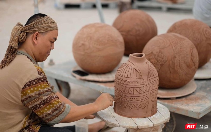 Hà Hùng Dũng trong xưởng gốm 