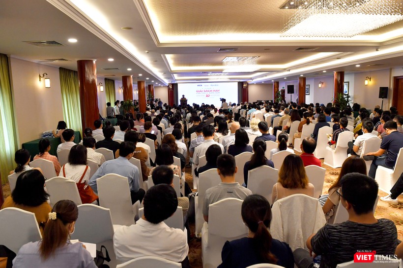 Khán phòng đông kín hàng ngàn người tham dự 