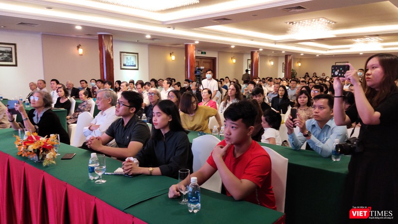 Khán phòng không còn một ghế trống