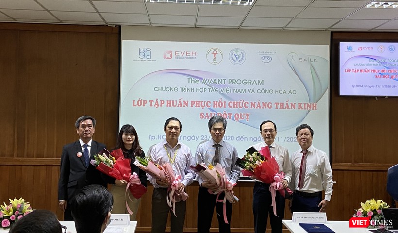 Lớp tập huấn phục hồi chức năng thần kinh sau đột quỵ tại Bệnh viện Đại Học Y Dược TP.HCM (Ảnh: Hải Linh)