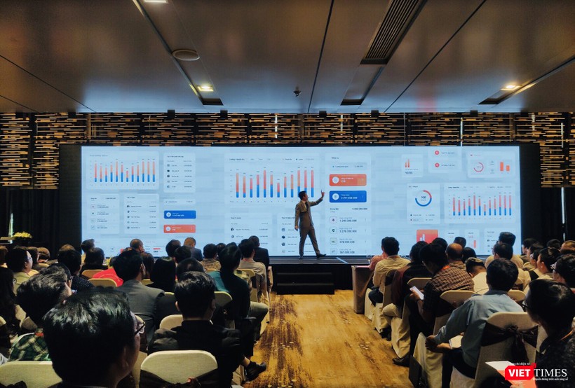 Ông Lê Việt Thắng trong phần thuyết trình về các tính năng của 1Office