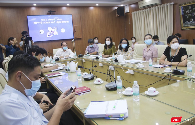 Quang cảnh họp giao ban trực tuyến khẩn cấp tại Trung tâm điều hành Sở Y tế chiều 1/12 (Ảnh: Hải Linh)