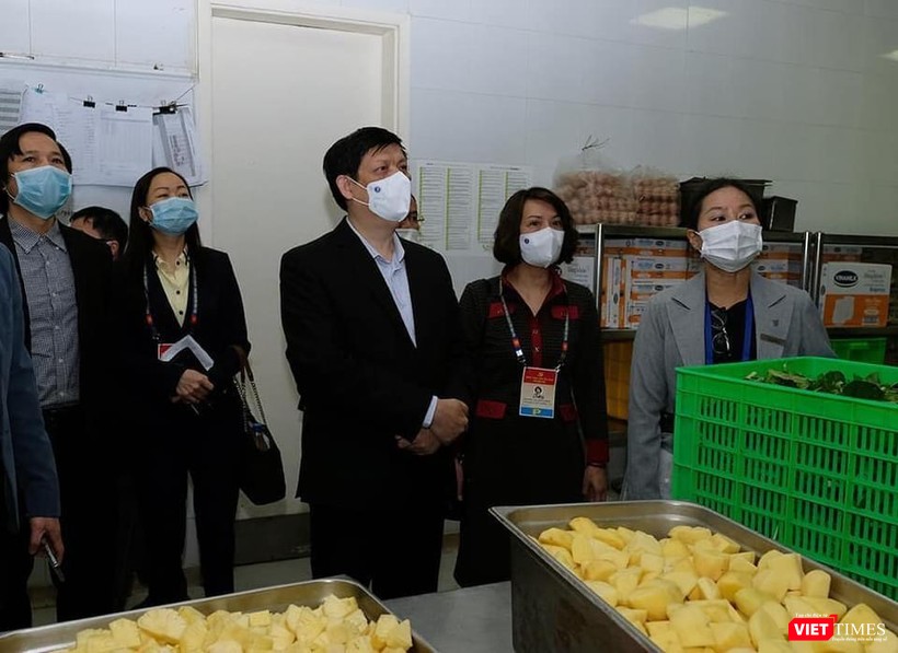Bộ trưởng Nguyễn Thanh Long kiểm tra công tác phục vụ y tế và đảm bảo an toàn thực phẩm tại một địa điểm lưu trú của đại biểu. Ảnh: Trần Minh.