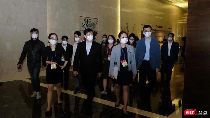 Đích thân Bộ trưởng Bộ Y tế cùng đoàn kiểm tra chuẩn bị mọi phương án nếu xảy ra tình huống đột xuất (Ảnh: Trần Minh)