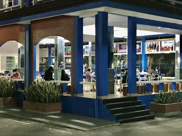 Do số lượng người tiếp xúc gần với nữ sinh viên quá nhiều nên việc lấy thông tin tới nửa đêm mới hoàn thành - Ảnh: B.S