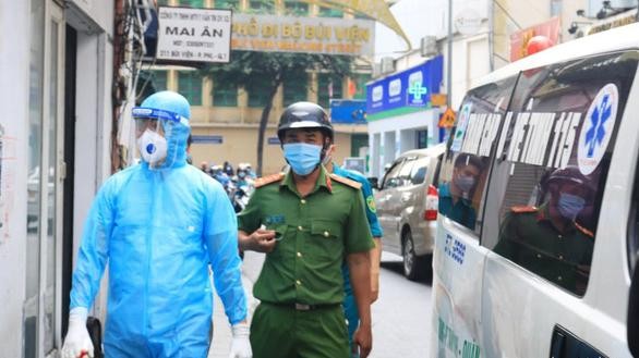 Phong toả quán cà phê Sabroso 211 đường Bùi Viện và đưa hai vợ chồng cư trú tại chung cư số 207 Bùi Viện đi cách ly (Ảnh: Nhật Thịnh)