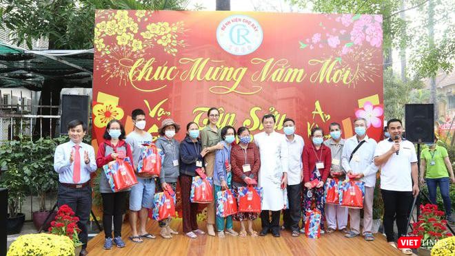 Diễn viên Quyền Linh và bác sĩ Bệnh viện Chợ Rẫy tặng quà bệnh nhân ăn Tết trong BV - Ảnh: BVCC