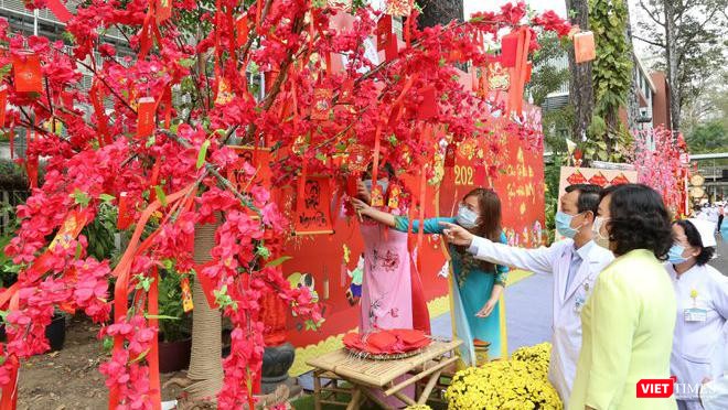 Đường hoa Xuân tại BV Chợ Rẫy do chính tay y bác sĩ thực hiện (Ảnh: BVCC)