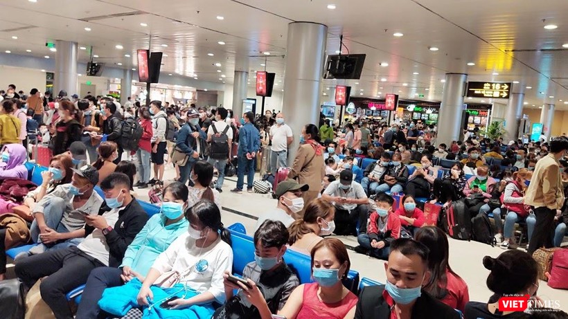 Sân bay Tân Sơn Nhất những ngày này chật kín người chờ bay (Ảnh: Hoà Bình)
