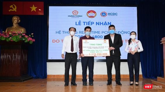Ông Nguyễn Nam Hiền, Bác sĩ Nguyễn Hồng Tâm, Bác sĩ Nguyễn Hoài Nam và bà Phan Kiều Thanh Hương tại buổi trao tặng