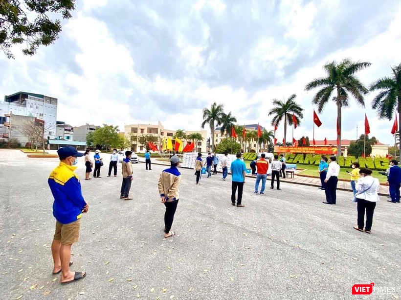 Người dân Hải Dương đến nhận gạo từ các cây ATM Gạo nghĩa tình