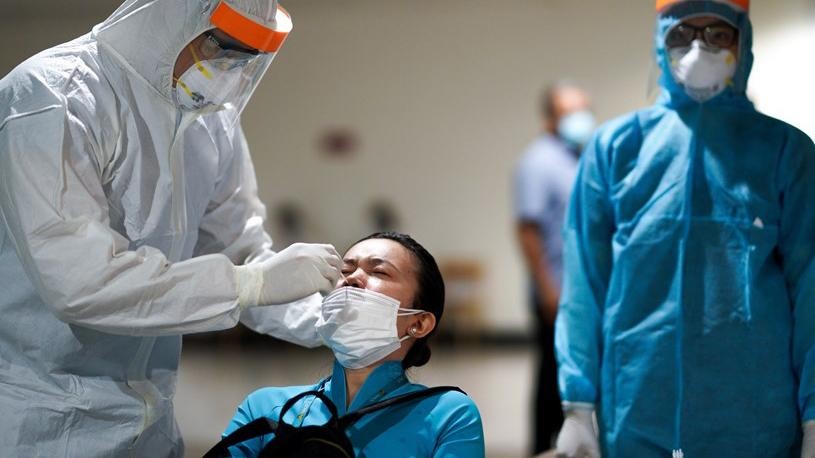 Nhiều ý kiến cho rằng người đang làm việc tại sân bay, nhà ga, bến tàu, bến xe... là đối tượng có nguy cơ cao