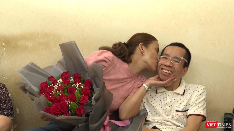 Nụ hôn của vợ dành cho anh Đức khi chồng đặt một bó hoa hồng lớn để tặng vợ bù lại cho kỷ niệm 15 năm ngày cưới của cả hai đã phải tạm gác lại trước đó (Ảnh: MCV) Nụ hôn của vợ dành cho anh Đức khi chồng đặt một bó hoa hồng lớn để tặng vợ bù lại cho kỷ niệm 15 năm ngày cưới của cả hai đã phải tạm gác lại trước đó (Ảnh: MCV)