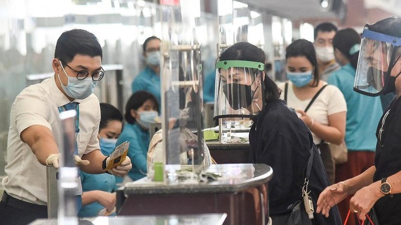 Hành khách đeo kính chắn giọt bắn ở sân bay - Ảnh Ngọc Tân Hành khách đeo kính chắn giọt bắn ở sân bay - Ảnh Ngọc Tân