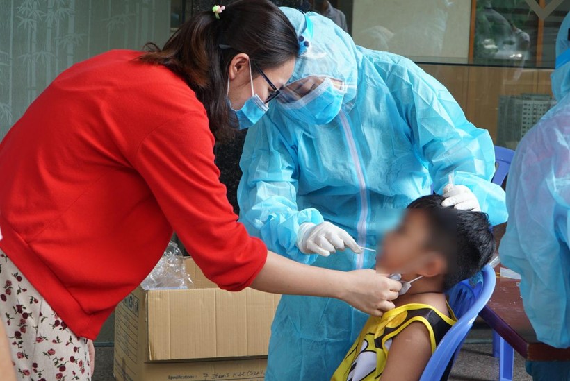 41 em bé trường mầm non Vườn Tuổi Thơ xét nghiệm Covid-19 vì liên quan đến chuyến bay chung với BN 2999 - Ảnh: Thư Anh