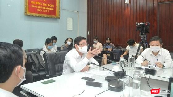 Chủ tịch UBND TP.HCM Nguyễn Thành Phong phát biểu trong buổi làm việc tại BV Chợ Rẫy-Ảnh TTBC Chủ tịch UBND TP.HCM Nguyễn Thành Phong phát biểu trong buổi làm việc tại BV Chợ Rẫy-Ảnh TTBC