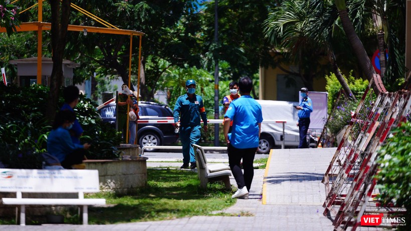 Lực lượng chức năng phong toả block A1 chung cư Sun View Town - Ảnh: Phạm Nguyễn