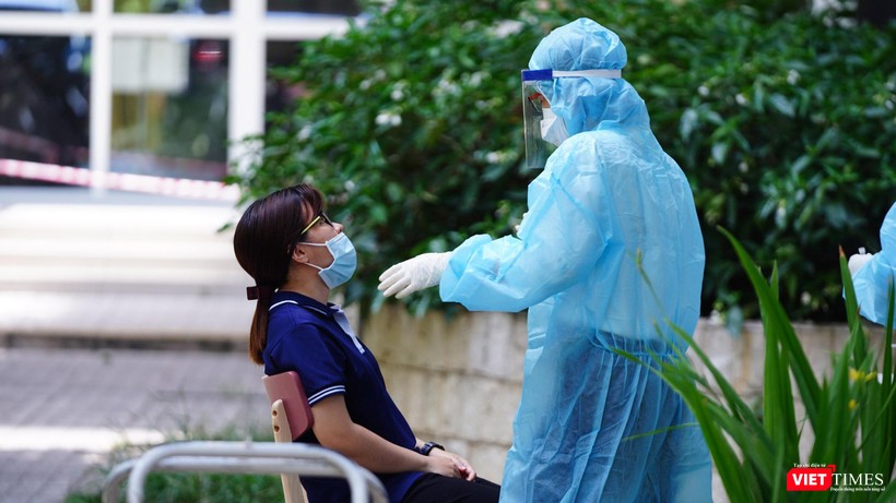 Xét nghiệm thần tốc toàn bộ cư dân block A1 chung cư Sunview, xét nghiệm mở rộng các cơ quan của BN 4514 và vợ của BN này - Ảnh: Phạm Nguyễn