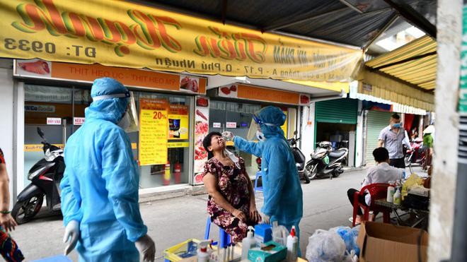 Xét nghiệm COVID-19 cho tiểu thương chợ Phú Nhuận- Ảnh Hoàng Giám
