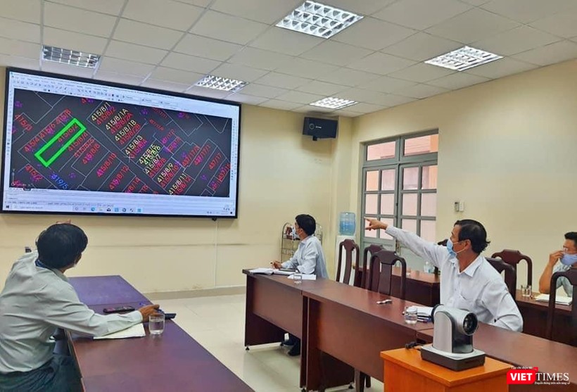 Các lực lượng chống dịch Gò Vấp phân tích tình hình diễn biến dịch bệnh - Ảnh: HCDC