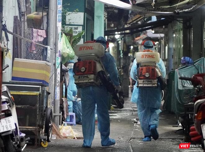Lực lượng chức năng phun khử khuẩn khu vực BN sinh sống - Ảnh: HCDC Lực lượng chức năng phun khử khuẩn khu vực BN sinh sống - Ảnh: HCDC