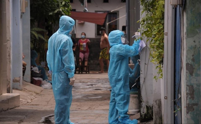 Ngành y tế tiến hành điều tra dịch tễ nơi phát hiện ca nhiễm đang cư trú - Ảnh: HCDC