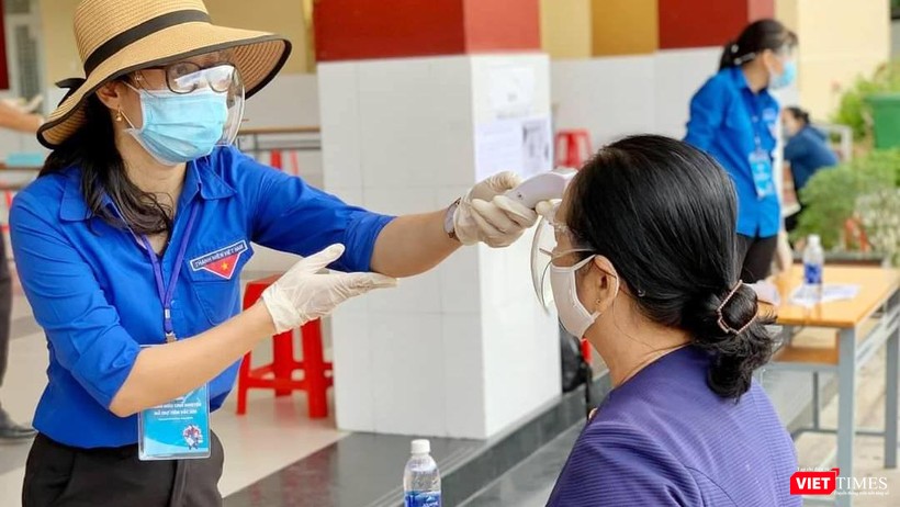 Kiểm tra thân nhiệt trước khi tiêm chủng COVID-19 cho người dân trong chiến dịch tiêm vaccine lớn nhất hơn 800.000 liều - Ảnh: HCDC