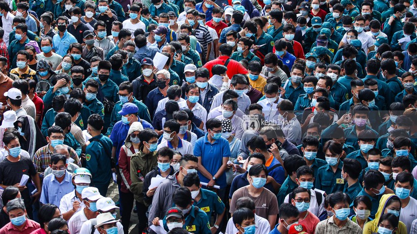 Hàng ngàn cán bộ nhân viên đi tiêm vaccine COVID-19 - Ảnh Kênh 14