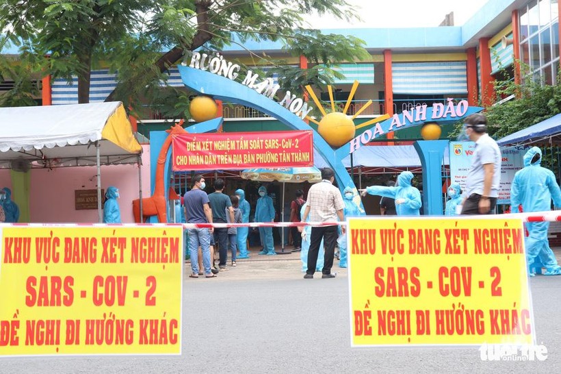Trường mầm non Hoa Anh Đào là 1 trong 4 điểm ở phường Tân Thành, quận Tân Phú triển khai lấy mẫu xét nghiệm trên diện rộng - Ảnh: Xuân Mai Trường mầm non Hoa Anh Đào là 1 trong 4 điểm ở phường Tân Thành, quận Tân Phú triển khai lấy mẫu xét nghiệm trên diện rộng - Ảnh: Xuân Mai